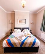 Spacious 4Bed Parking & Wi-Fi - Contractor Stays Spacious 4Bed Parking & Wi-Fi - Contractor Stays