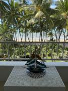 Tropical Escapes Palm Cove - Absolute Ocean Front Apartment