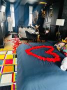 La 104 Picasso Suite tendance dans maison réservée aux hôtes