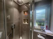 Luxurious 2 bed 2 bath apt with parking in Blackheath, London