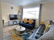 Cosy 2 Bedroom House Stevenage Old town Close to Train Station Free Parking Sleeps 4-6