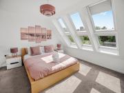 Chic Riverside Retreat Salford 4bd free parking