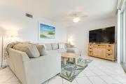 2 Mi to Jupiter Beach Condo with Lake Views