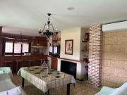 Casa rural acogedora con chimenea y vistas al atardecer