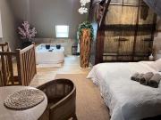 La 104 Zen Suite romantique dans maison réservée aux hôtes