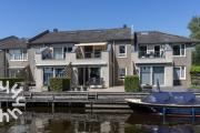 OV306 - Very nice and spacious 4 person apartment near Giethoorn on the water and private dock