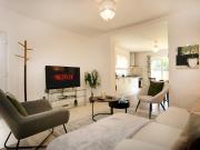 Pass the Keys Bright & Cosy Home with Garden Free Parking