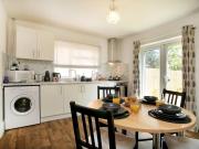 Pass the Keys Bright & Cosy Home with Garden Free Parking