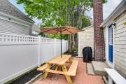 Walk to Shops and Dining Cozy Osterville Cottage