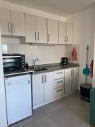 Becasina Patagonica A Luminoso monoambiente en Ushuaia con vista a las montañas