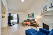 Unwind Fireside Condo 2 Mi to White Rock Lake!