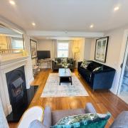 Cosy Town House - 3 minute walk to town centre with free parking and wifi sleeps 6