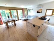 Naravna lesena hiša v naravi z lastnim vrtom