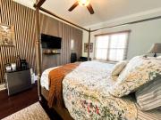 Victorian Modern Room in Carriage House - Unit B