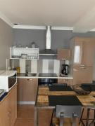 Maison de plain-pied avec un grand jardin