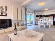 Three Bedroom Apartment with Sea View and Pool Aside