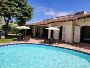 Refúgio Familiar com Piscina, Wifi, Jardim e Churrasqueira a 500 metros da Enseada