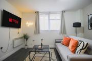 JQ Stylish Apartment - Next to City Centre - Perfect for Contractors, Tourist, Couples - 24-7 Secure Access & FAST WIFI