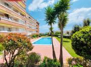 Simpático piso con 2 piscinas y vistas al mar