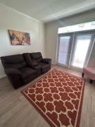 1BR with Queen Bed and Recliner Couch Free Parking
