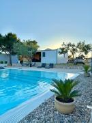 Mobile Home Aura, Village Twins