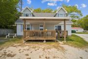 Spacious 4BR Lakefront Cottage - Perfect for Groups
