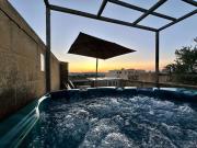 Mohba Townhouse, Private Roof Top Jacuzzi, Garden, BBQ by Haven & Keys Malta