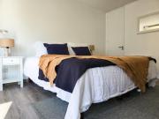 Depto a pasos del Parque Arauco con Piscina y Aire Acondicionado