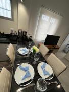 Canto forte- Suíte cvaranda - até 5 hóspedes- garagem - WI FI e 200 metros da Praia, 50 metros da Av Gastronômica da PG