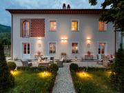 Villa in Lucca with Jacuzzi and Wine Tours