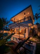 Private Villa with Pool, Bathtub, Rice Field & Jungle Views