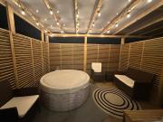 Lovely 3 bed with jacuzzi, close to airport, driveway, wifi