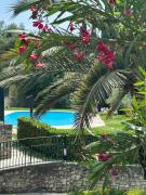 La Verbena a fianco del Vittoriale, vista piscina, 10 minuti a piedi dal lungo lago