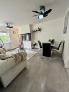 Swanky3Bed HomeModern Kitchen