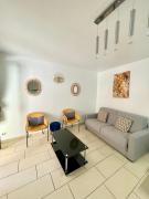 Jolie 3 pièces avec terrasse au vieux port, à 2 pas des plages et du palais.