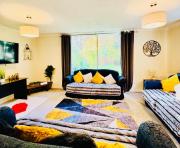 Beautiful and Spacious 4 Bed Room House In Coleshill-NEC