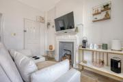 Wanstead gem! Bright, cosy & immaculate 1 bed apartment on the high street!