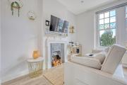 Wanstead gem! Bright, cosy & immaculate 1 bed apartment on the high street!