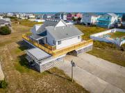 Private and Quiet Family Retreat - Steps to the Beach