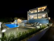 Bay view apartment with pool & sea view