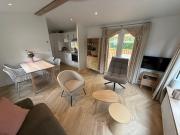 Luxe chalet op 5-sterren camping, 4P, ruime veranda, 2 fietsen