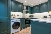 Modern 2BR Apt - Prime Portrush Location - Sleeps 5