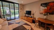 2BD South Croydon Haven: Garden Serenity