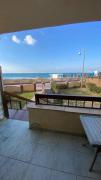شاليه 3 غرف ارضي مرتفع بجنينه خاصه علي البحر مباشر المعموره الشاطئ