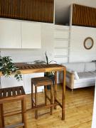 Sauna, tupa ja poreallas joen varrella