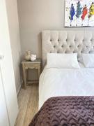 Cosy Room steps from the lake- short term stay