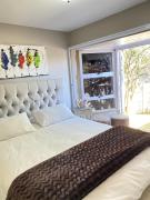 Cosy Room steps from the lake- short term stay