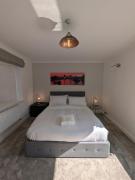 Thames Riverside Retreat Serene 3 Bed Bungalow