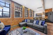 Industrial 2BR Apt, Liverpool City Centre Sleeps 8