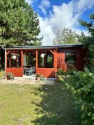 Retrocharme I Rødt Sommerhus I Skønne Omgivelser Retrocharme I Rødt Sommerhus I Skønne Omgivelser